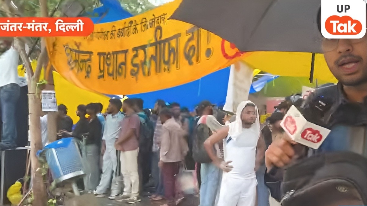 बारिश भी नहीं रोक पाई छात्रों का हौसला! जंतर-मंतर पर त्रिपाल के नीचे डटे प्रदर्शनकारी, छात्रों की ये तस्वीरें कर देंगी हैरान
