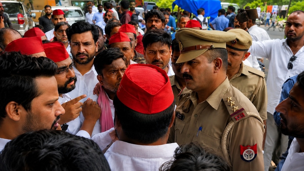 सपा के प्रदर्शन के दौरान इंसपेक्टर ने निकाली पिस्टल, अलीगढ़ में जौहर यूनिवर्सिटी पर कार्रवाई को लेकर बवाल 