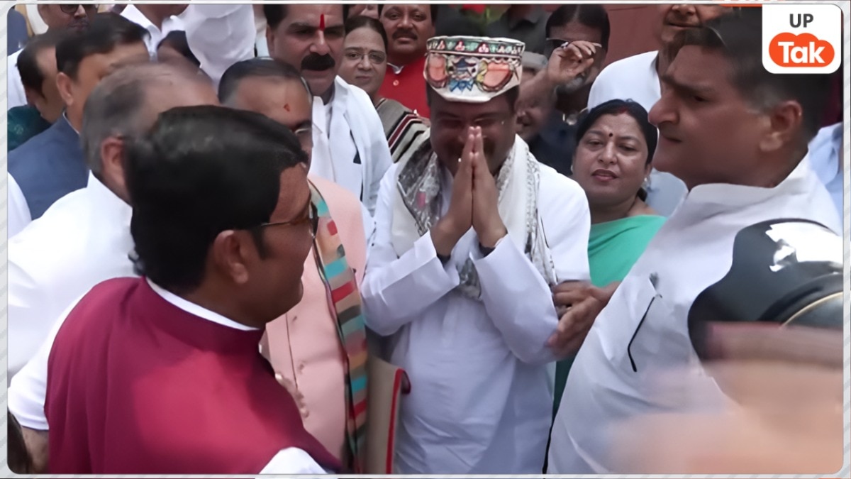 शिक्षा मंत्री के पद से इस्तीफा देने के बाद पहली बार संसद पहुंचे धर्मेंद्र प्रधान! NDA और INDIA के सांसदों ने किया ऐसे स्वागत