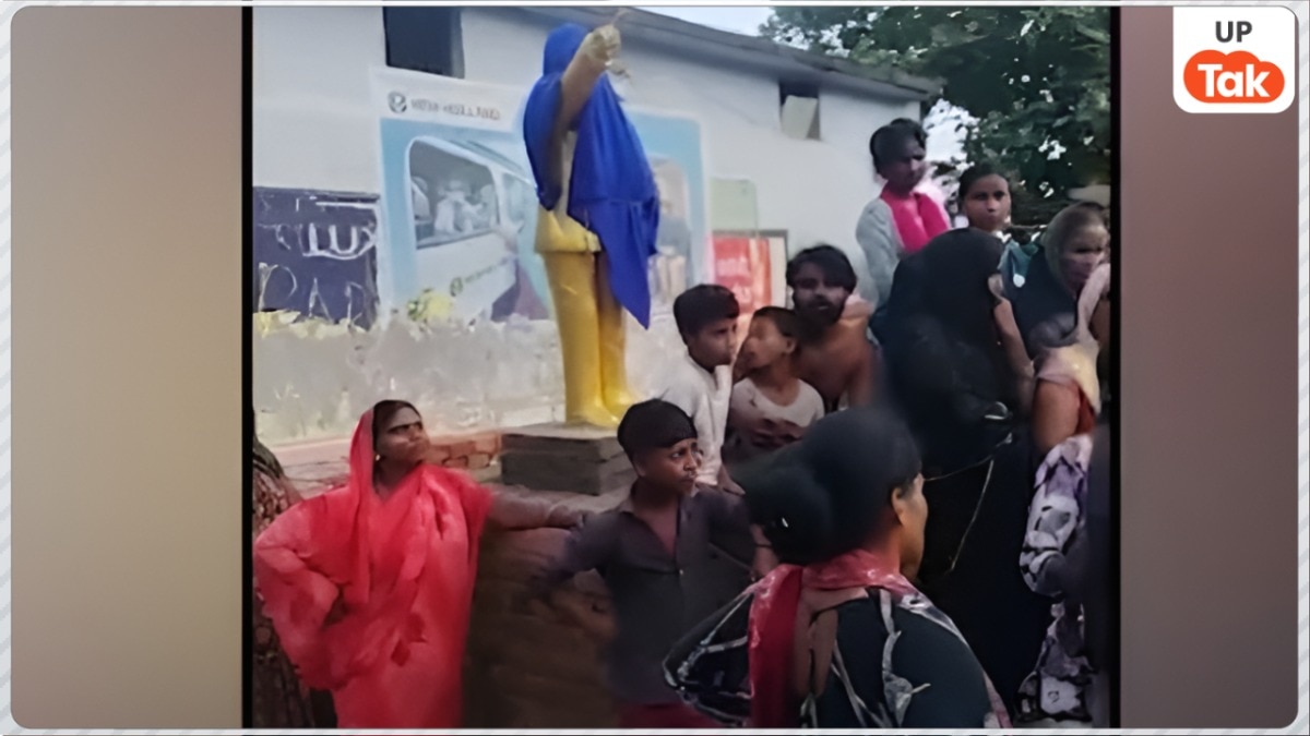देवरिया में डॉ. भीमराव अंबेडकर की प्रतिमा हटाने को लेकर मचा भयंकर बवाल! ग्रामीणों ने पुलिस पर किया पथराव  