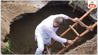 यूपी के इस शहर में सड़क पर बना 15 फीट गहरा गड्ढा, अंदर उतरकर सपा नेता ने खोली व्यवस्था की पोल UP Tak