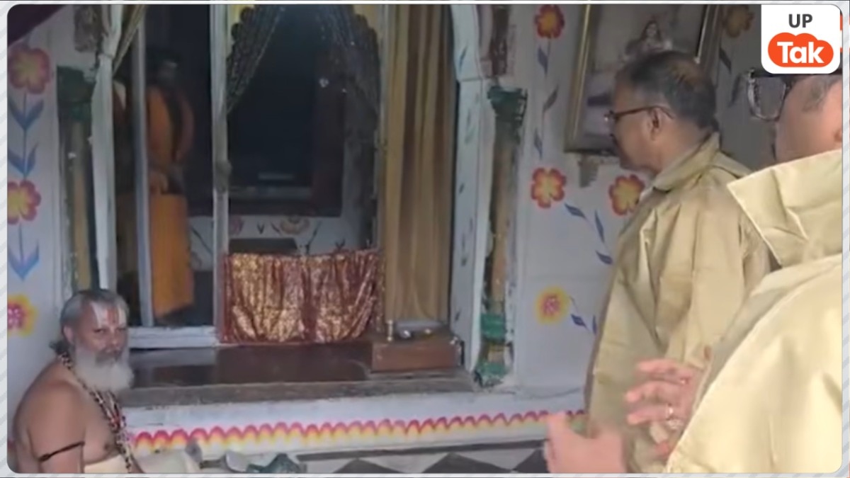 'मैं भगवान को अकेले छोड़कर नहीं जा सकता...', चित्रकूट में बड़ा मठ मंदिर के पुजारी ने बाढ़ के बीच मंदिर छोड़ने से किया मना