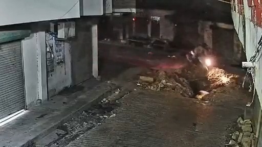 कानपुर में बाइक समेत गड्ढे में जा गिरा डिलीवरी बॉय, घटना CCTV कैमरे में हुई कैद