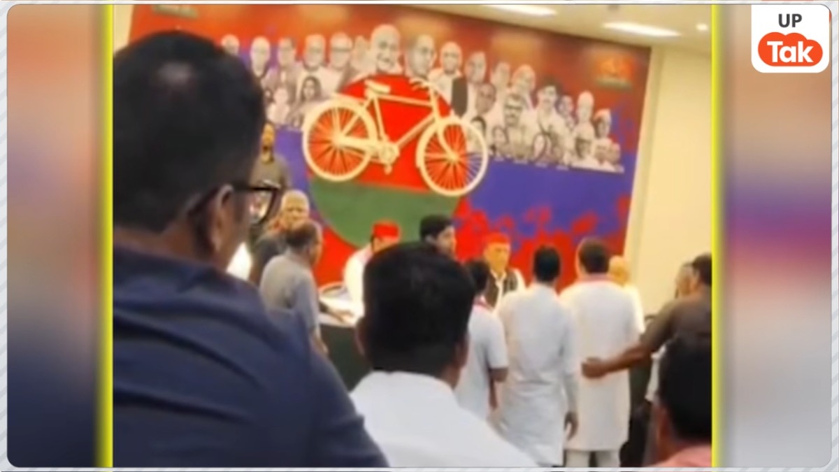 अखिलेश यादव के सामने ही भिड़ गए 2 सपा नेता, बैठक में तीखी बहस के बाद हुआ बड़ा एक्शन 