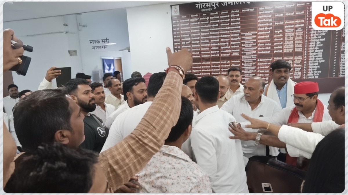 गोरखपुर में सपा नेताओं के बीच हुई हाथापाई, प्रेस कॉन्फ्रेंस के दौरान पूर्व जिला अध्यक्ष को मारा थप्पड़ 