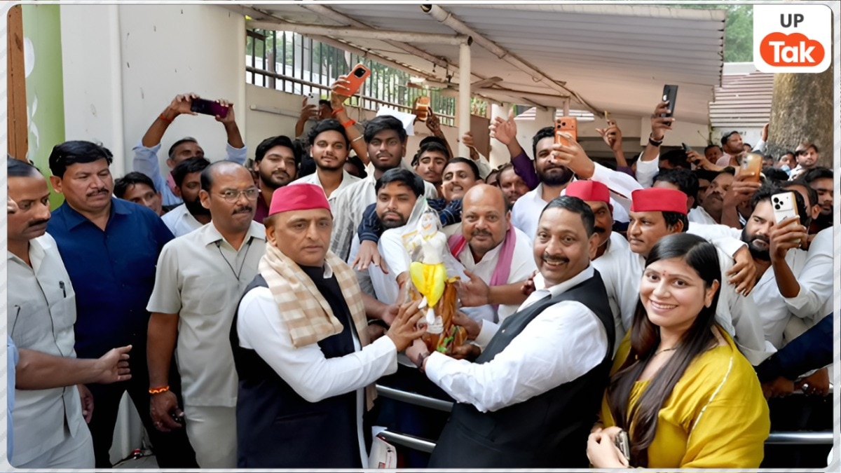 बेटी के साथ धर्मेंद्र कश्यप ने छोड़ी बीजेपी, SP में शामिल होते ही कीर्ति कश्यप को मिल गया विधानसभा का टिकट