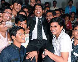 Mahesh Shetty, Founder-Chairman, Mahesh Tutorials (in the centre)