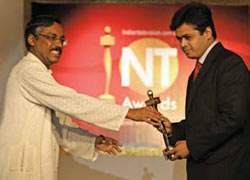 Aaj Taks Abhisar Sharma (right) with the NT Award