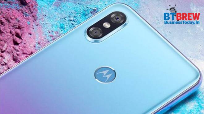 Motorola launches Moto P30 in China, looks a lot like iPhone X : Bulletin: Business Today