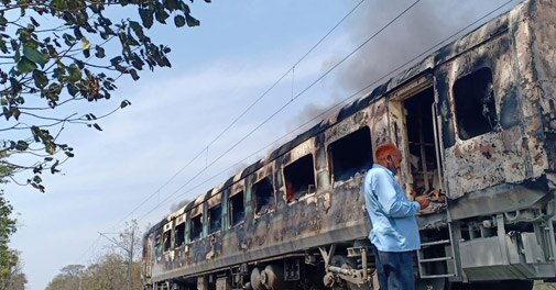 Coach of Dehradun-Delhi Shatabdi Express burst into flames; all 35 passengers safe - Vimarsana News