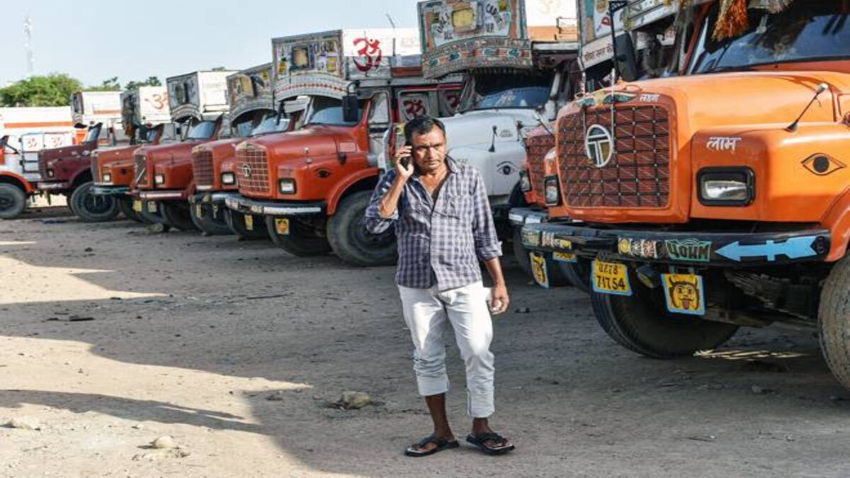 Coronavirus 3 5 Lakh Trucks With Rs 35 000 Crore Of Goods Stranded Coronavirus 3 5 Lakh Trucks With Rs 35 000 Crore Of Goods Stranded