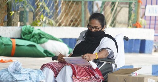 Mamata Banerjee takes to painting while protesting against EC ban - Vimarsana News