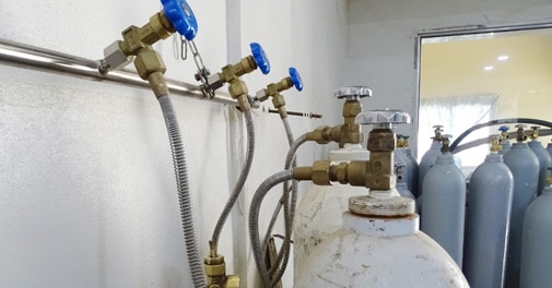 Shahjahanpur girl helps people with oxygen, dubbed as 'cylinder waali bitiya' - Vimarsana News