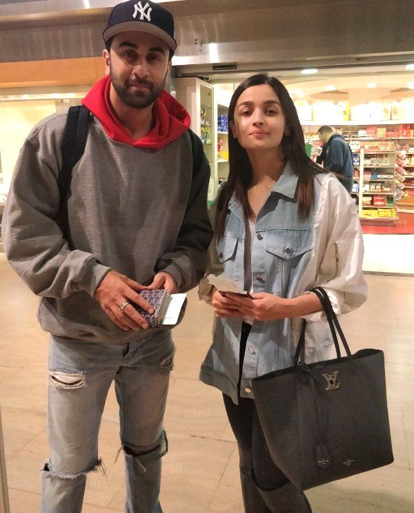 10 Unseen Pictures Of Ranbir Kapoor And Alia Bhatt Chilling Together They arrived together at the venue and posed for pictures. 10 unseen pictures of ranbir kapoor and