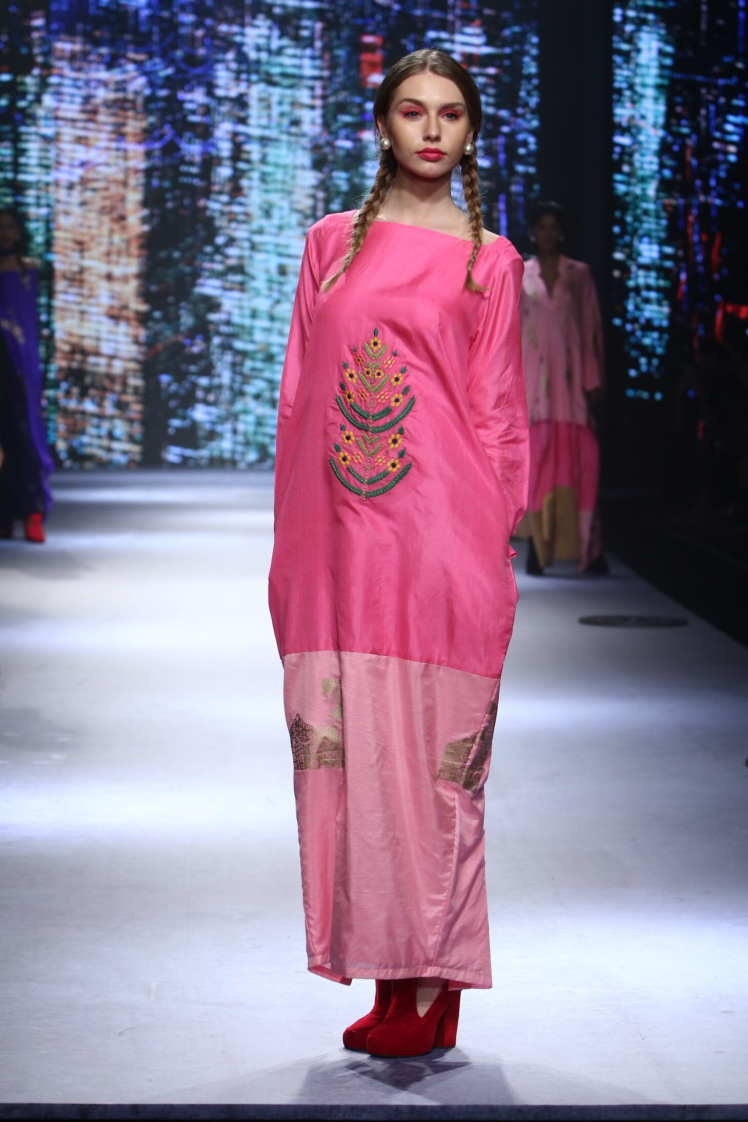 All The Looks From Masaba Gupta At Amazon India Fashion Week Spring Summer 2017 Masaba gupta is an indian fashion designer who is the daughter of cricketer viv richards, and masaba gupta and wendell rodricks.