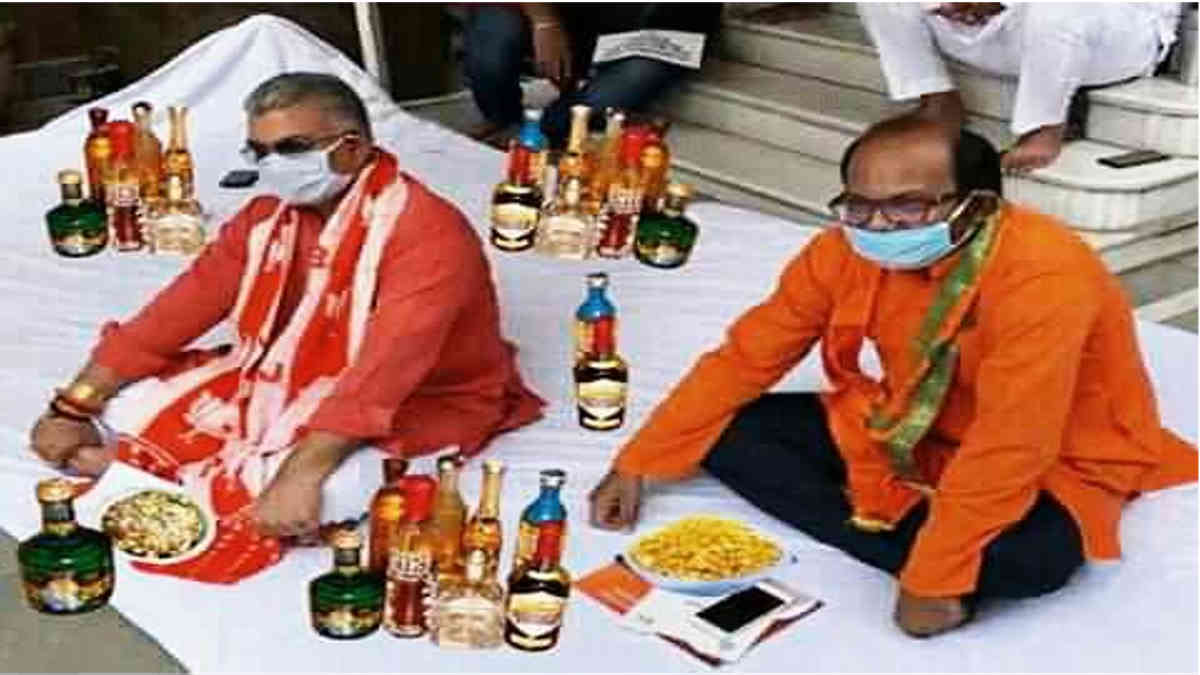 ফ্যাক্ট চেক: মদের আসরে দিলীপ ঘোষ দাবী করে ফেসবুকে বিভ্রান্তিকর পোস্ট