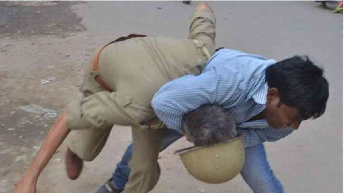 ফ্যাক্ট চেক: লকডাউনের সময় পুলিশকে মারার বিভ্রান্তিকর ছবি ভাইরাল