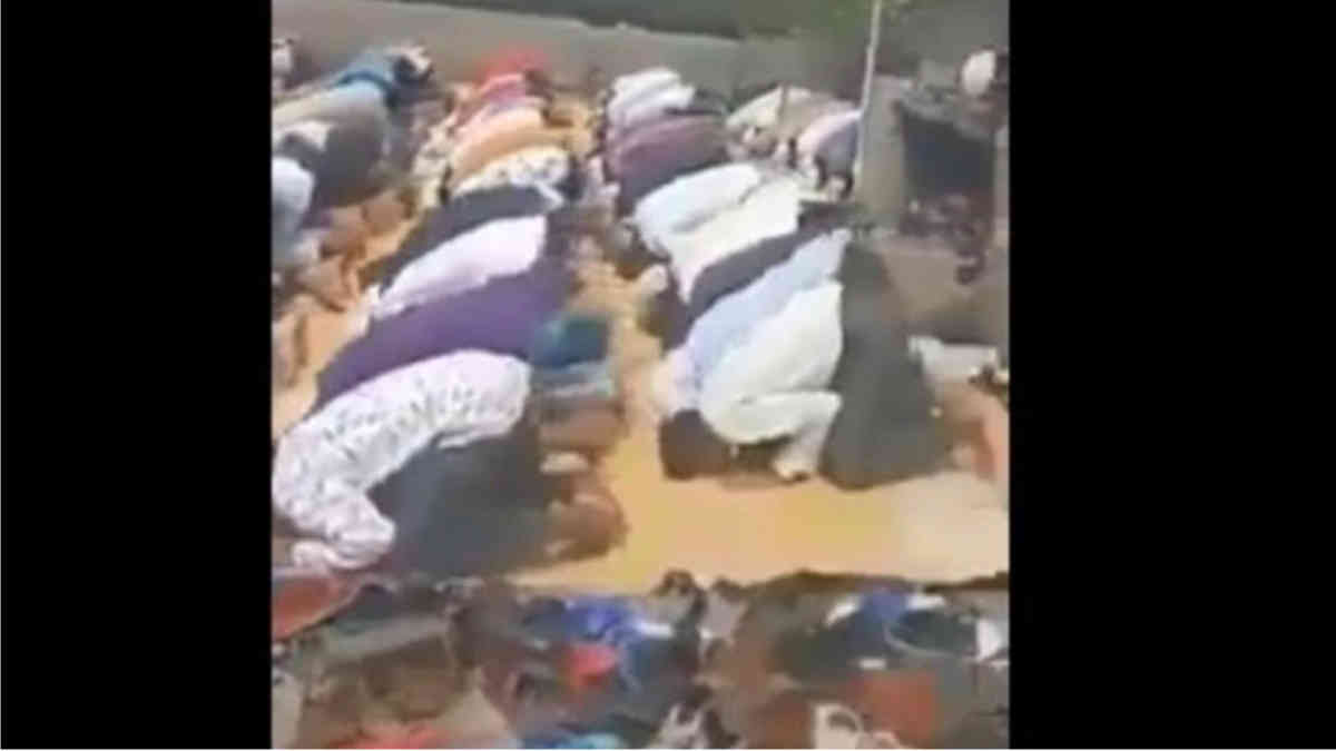 ফ্যাক্ট চেক: বিভ্রান্তিকর দাবীর সাথে ভাইরাল মুসলিমদের নামাজ পড়ার এই ভিডিওটি