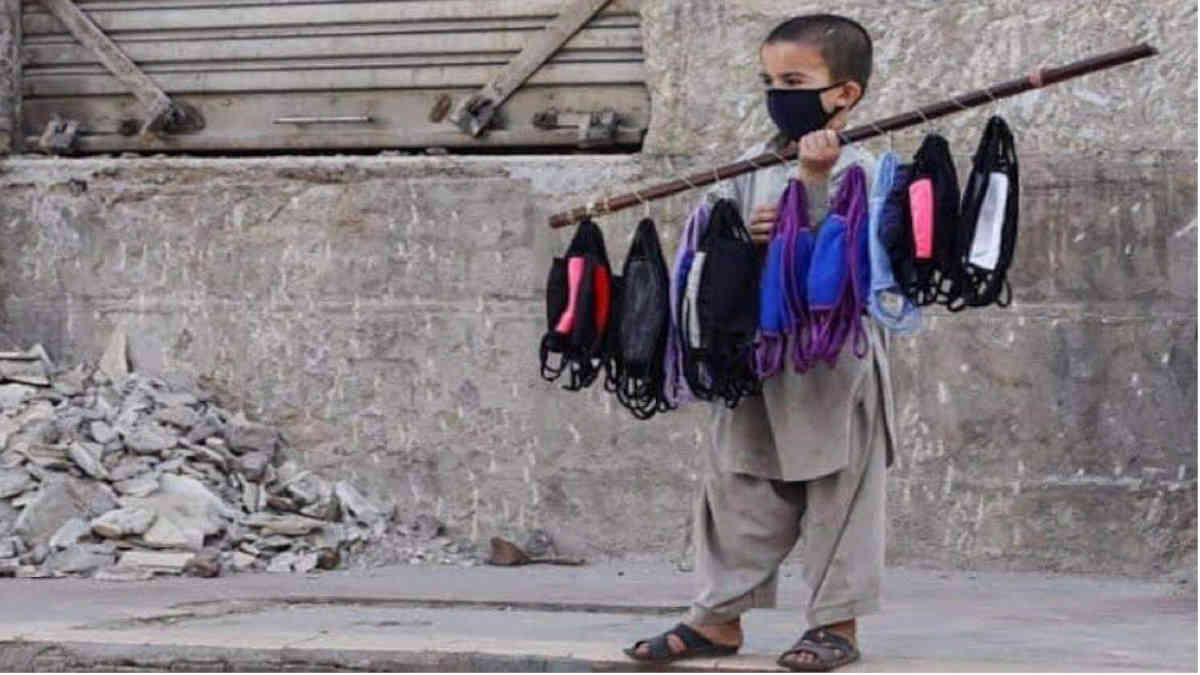 ফ্যাক্ট চেক: না, বাচ্চা ছেলের মাস্ক বিক্রি করার এই ছবিটি কাশ্মীরের নয়