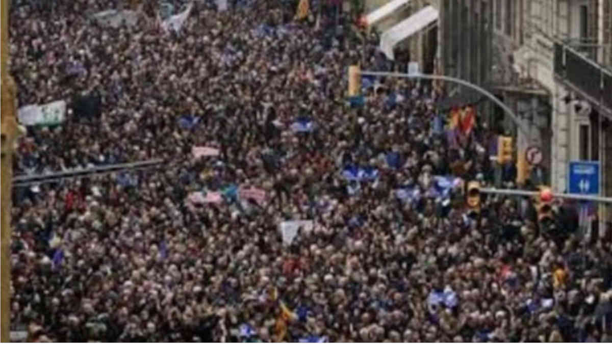 ফ্যাক্ট চেক: আমেরিকায় প্রতিবাদের দাবী করে ভাইরাল স্পেনের পুরোনো ছবি
