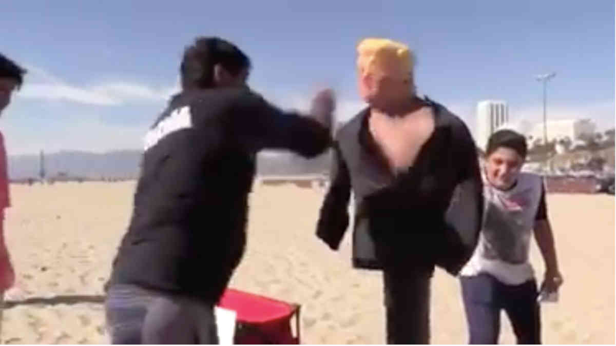 ফ্যাক্ট চেক: ট্রাম্পের প্রতিকৃতিতে ঘুষি মারার ভাইরাল এই ভিডিওটি চার বছরের পুরোনো