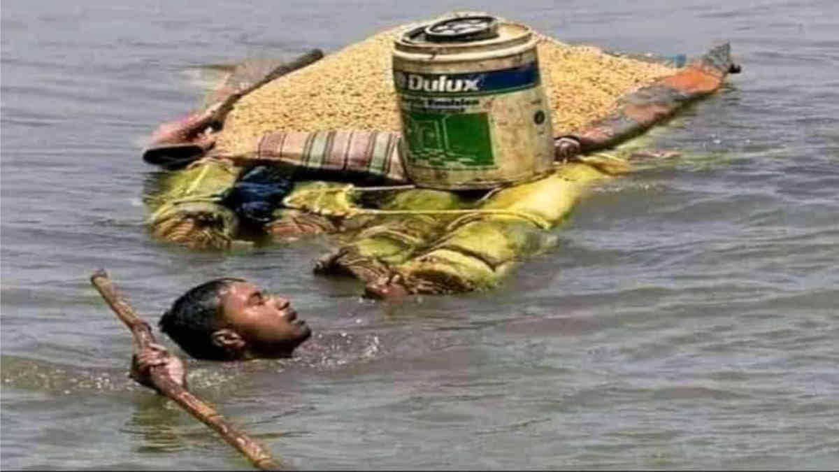 ফ্যাক্ট চেক: কলার ভেলায় শস্য নিয়ে যাওয়ার এই ছবি কি বন্যা দুর্গত অসমের?