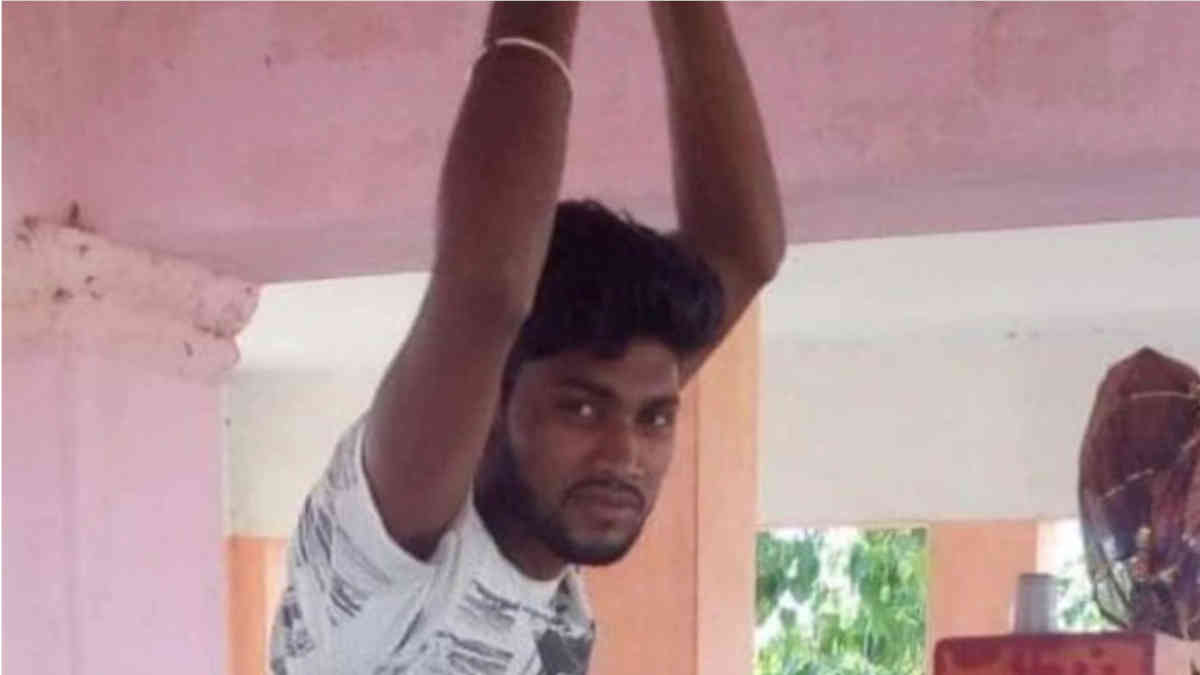 ফ্যাক্ট চেক: বিভ্রান্তিকর দাবী করে ভাইরাল হিন্দু দেবতার উপর পা রাখা এই ব্যক্তির ছবি