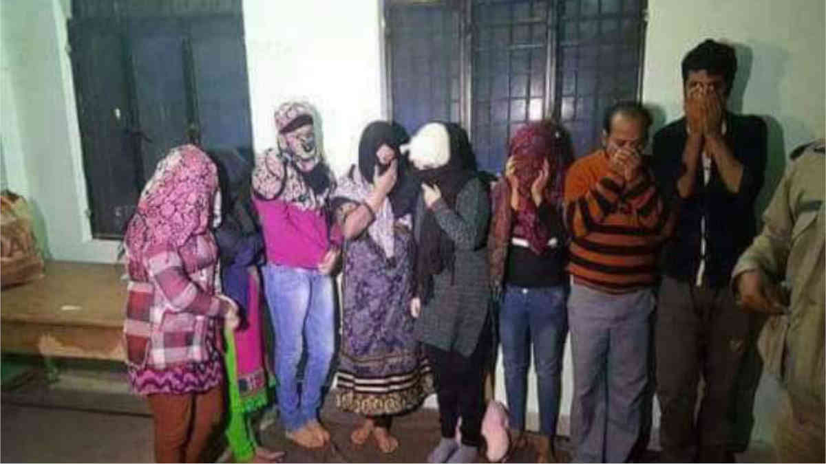 ফ্যাক্ট চেক: কুলগামে মধুচক্রে জড়ানো কাশ্মীরি মেয়েদের ছবি এটি নয়