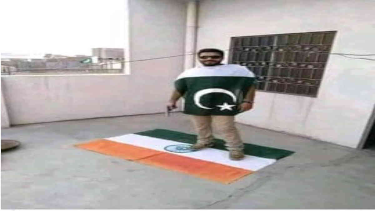 ফ্যাক্ট চেক: বিভ্রান্তিকর দাবী করে ভাইরাল ভারতের জাতীয় পতাকার উপর দাঁড়ানো এক ব্যক্তির ছবি