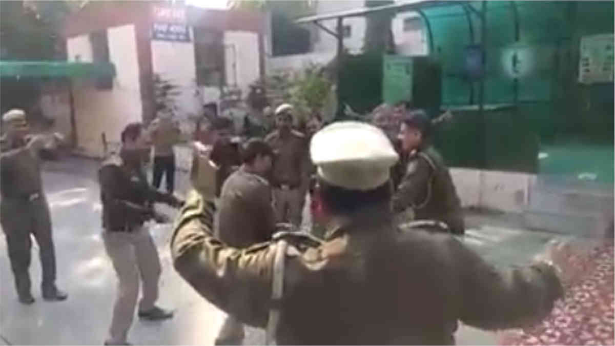 ফ্যাক্ট চেক: বিকাশ দুবের এনকাউন্টারের সাথে পুলিশের এই ভিডিওটির সম্পর্ক নেই