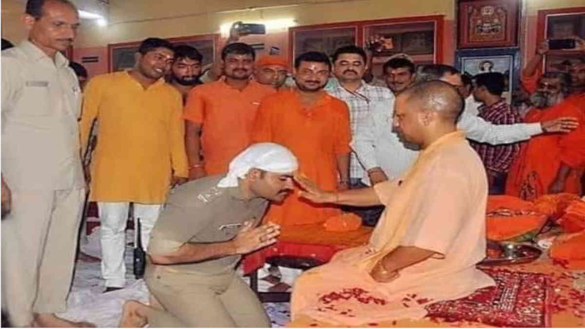 ফ্যাক্ট চেক: যোগী আদিত্যনাথের সামনে হাঁটুগেড়ে বসা এই ব্যক্তি বিকাশ দুবে নন