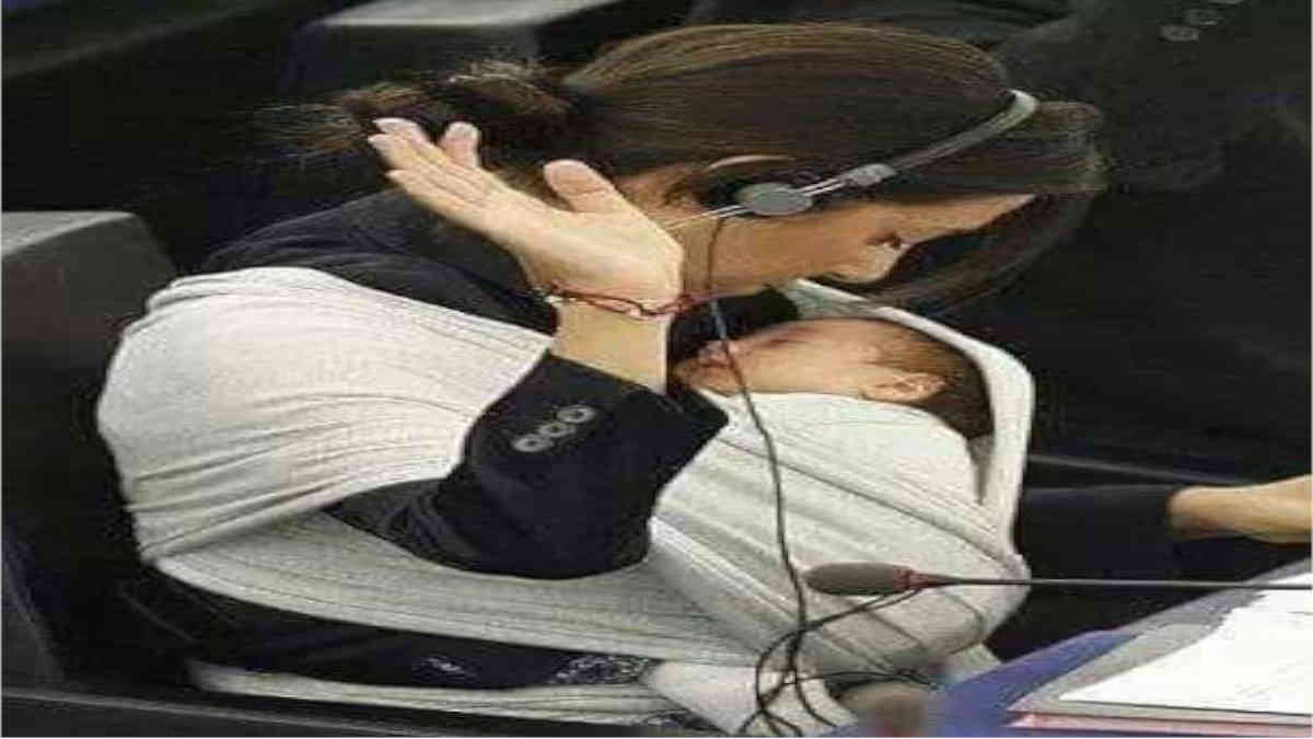 ফ্যাক্ট চেক: না, ভাইরাল এই ছবিতে শিশুর সাথে থাকা মহিলা নিউজিল্যান্ডের প্রধানমন্ত্রী নন