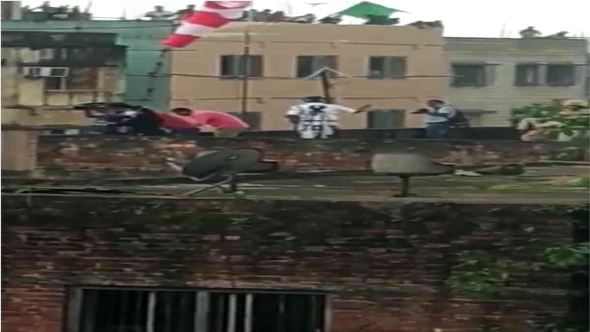 ফ্যাক্ট চেক: হাওড়ায় বিক্ষোভকারীদের উপর পুলিশকর্মী কি বোমা ছুঁড়ছিলেন?