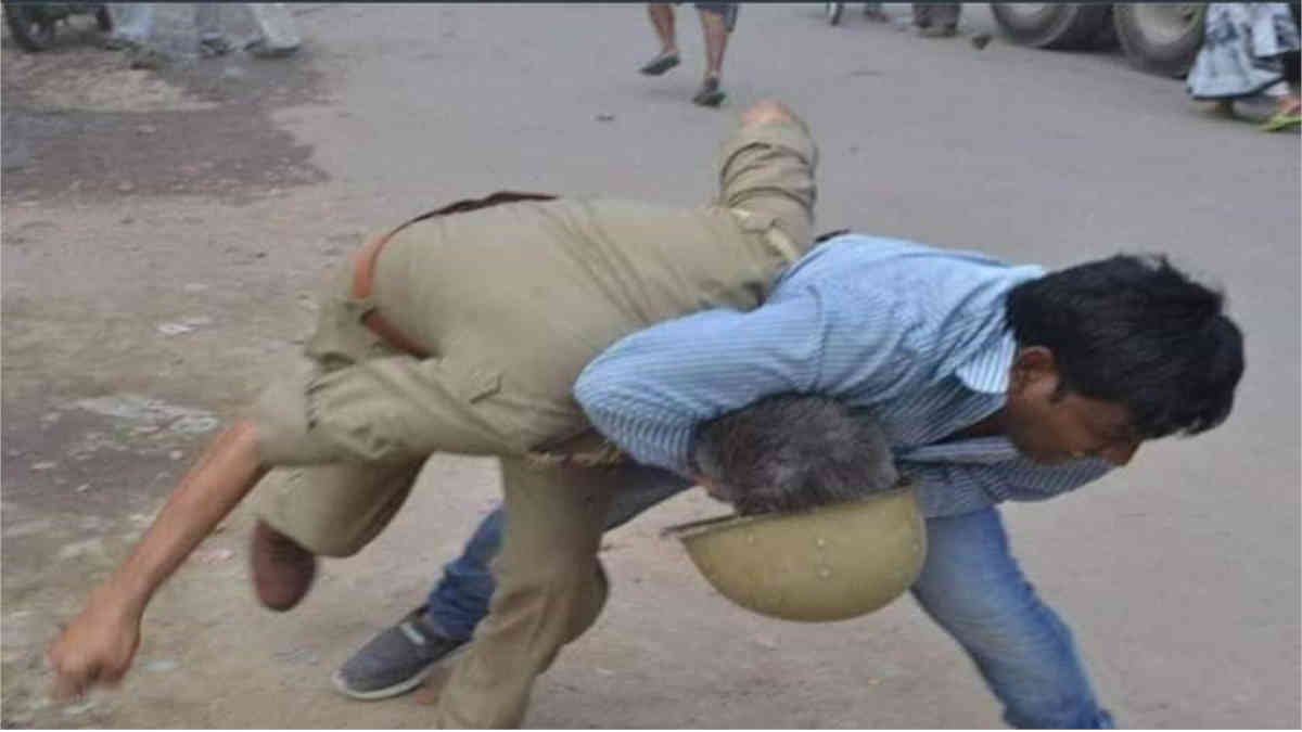 ফ্যাক্ট চেক: বিভ্রান্তিকর দাবী করে ভাইরাল পুলিশকে প্রহারের পুরোনো ছবি