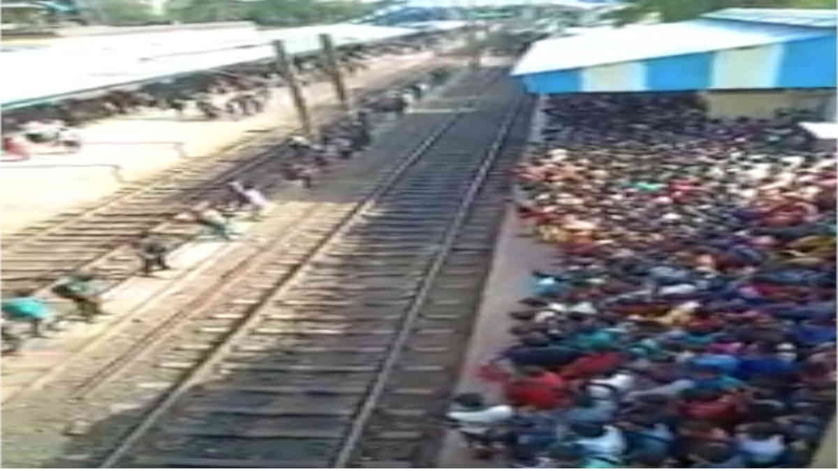 ফ্যাক্ট চেক: না, এই ভিডিওটি বাংলায় লোকাল ট্রেনে হওয়া সাম্প্রতিক ভিড়ের দৃশ্যের নয়