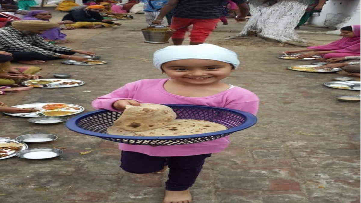 ফ্যাক্ট চেক: এই ছবিতে বাচ্চাটিকে কি সাম্প্রতিক কৃষক আন্দোলনে খাবার দিতে দেখা যায়?