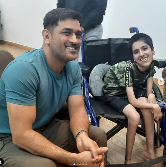 MS Dhoni meets specially abled fan at Ranchi airport. Viral video