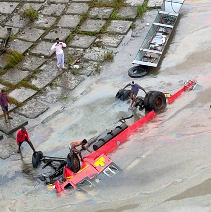 Indore to Pune bus falls in Narmada river, 13 dead Indore to Pune bus falls in Narmada river, 13 dead