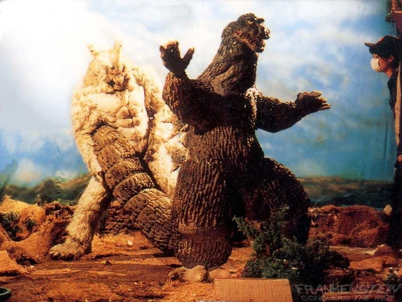 Wolf Man pulling Godzilla's tail (photo-IMDb) Wolf Man pulling Godzilla's tail (photo-IMDb)