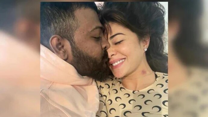 Sukesh and Jacqueline (photo-India Today) Sukesh and Jacqueline (photo-India Today)