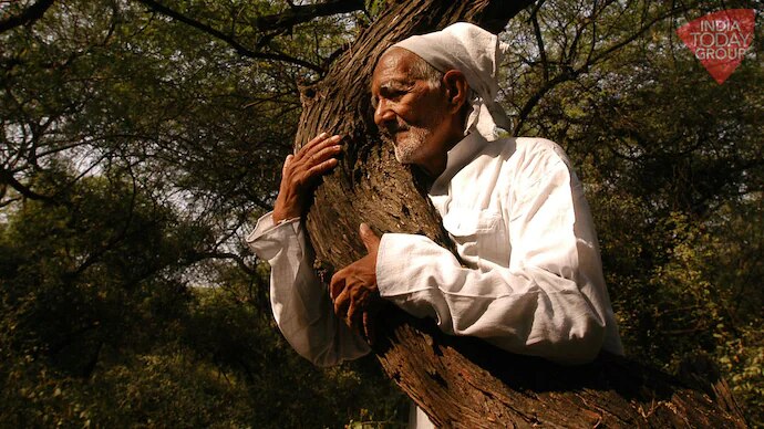 Chipko Movement leader Sunderlal Bahuguna posing with a tree (photo-India Today Archives)