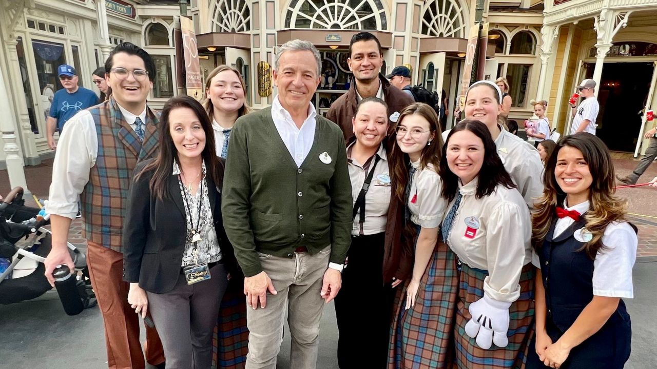 Bob Iger posing with Disney World employees (photo-@RobertIger/Twitter)