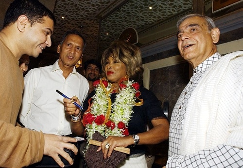 Tina Turner arriving in India (photo-The Tina Turner Blog)