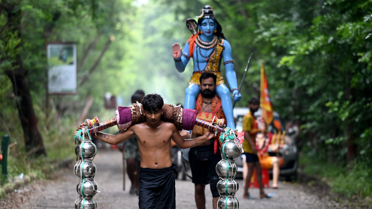Why do lakhs of 'Kanwariyas' undertake the Kanwar Yatra every year?