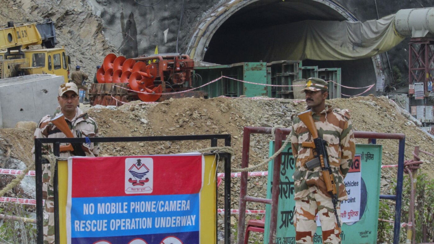 Rain risk, multiple plans underway at Uttarkashi tunnel to rescue 41 trapped workers on Day 17 Rain risk, multiple plans underway at Uttarkashi tunnel to rescue 41 trapped workers on Day 17