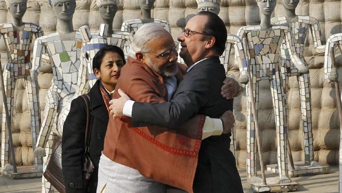 hug-modi-hollande-em_012616053452.jpg