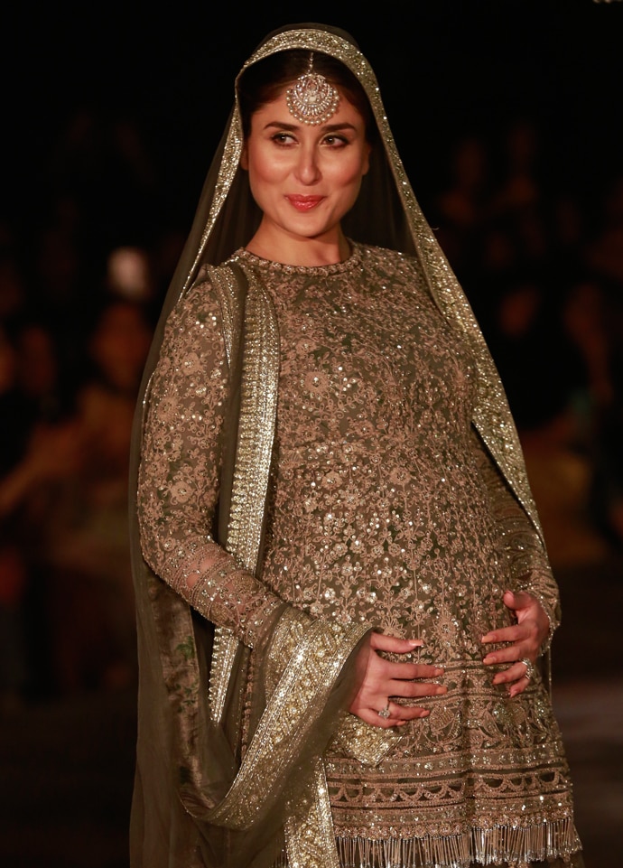 ap-kareena-pregs.jpe_102616023920.jpg