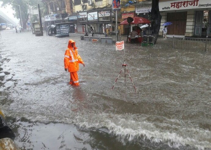 mumbai-rains3-copy_083117112402.jpg