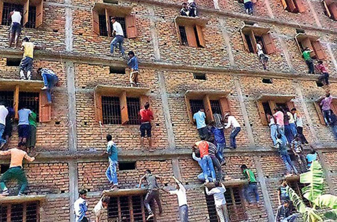 The image of people sclaing a Bihar school building to help examinees inside cheat had gone viral in 2015. Photo: AP The image of people sclaing a Bihar school building to help examinees inside cheat had gone viral in 2015. Photo: AP