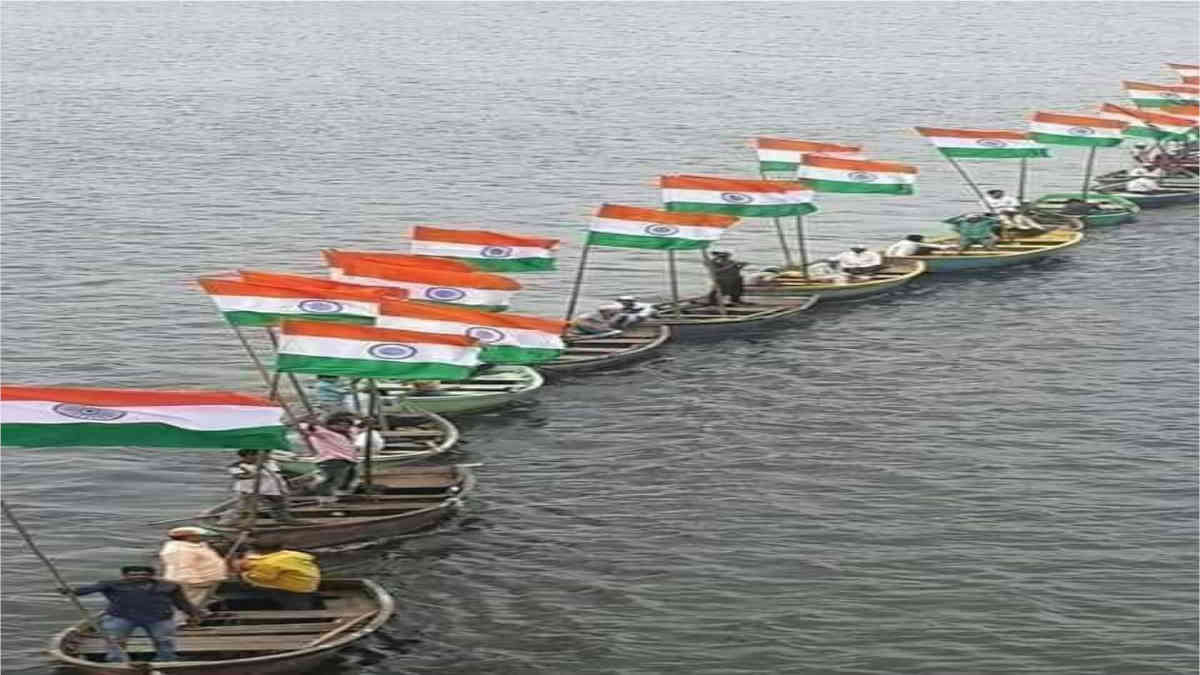 ফ্যাক্ট চেক: নৌকায় ভারতের জাতীয় পতাকাসমেত এই ছবিটি সাম্প্রতিক কৃষক আন্দোলনের নয়